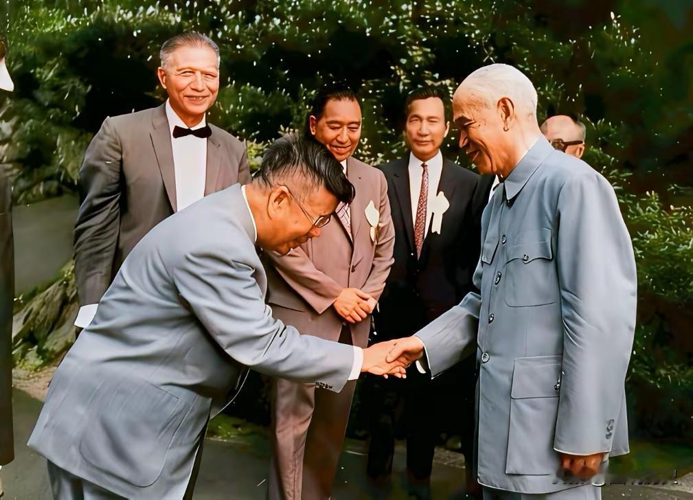 这张珍贵合影拍摄于1946年,一位物理泰斗即将带队赴美考察原子能,老将亲自为他送