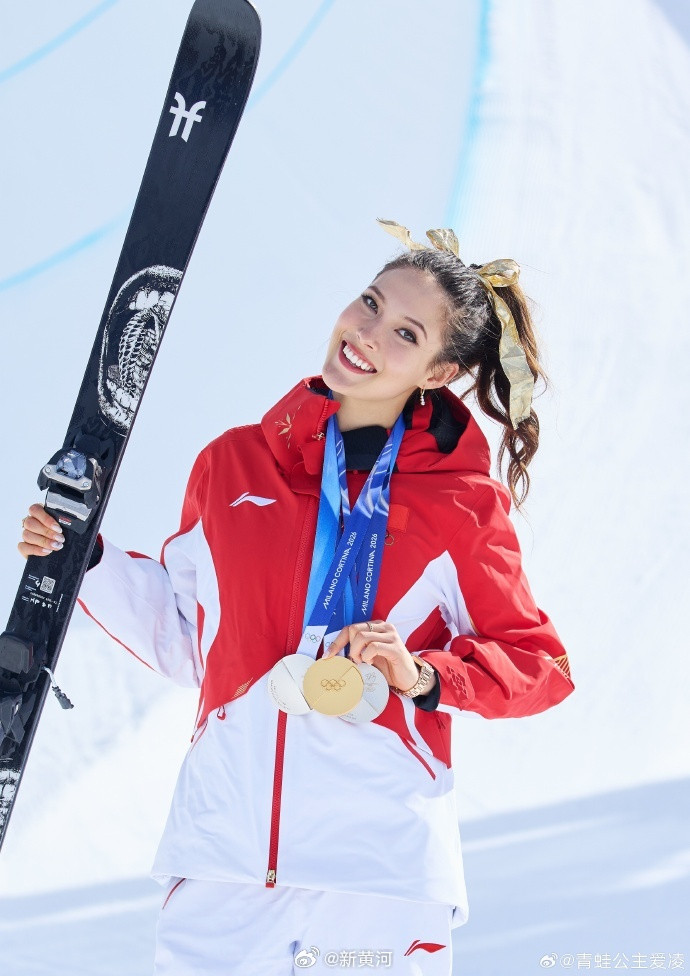 【#谷爱凌说为了奶奶#】#谷爱凌晒和奶奶拥抱合照#2月22日，米兰冬奥会，谷爱