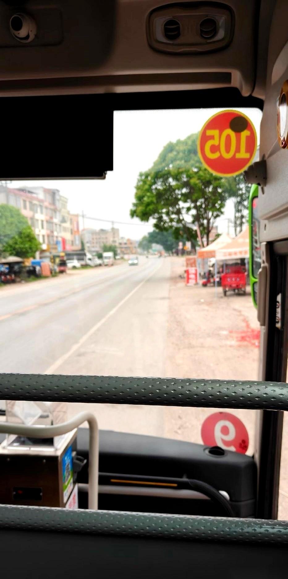 “跟钱没关系。”贵港的公交师傅弹了下烟灰，一句话直接给我干懵了。路边一排排站