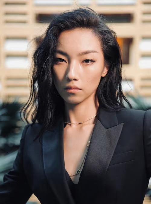 为什么《长安的荔枝》最火的时候，那尔那茜的事情反而有点平息了，这也许又是有人背