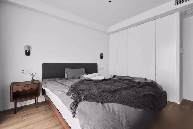 这是我见过最高级，最大气的客厅！无电视无背景墙，只有一排书柜。🤔一开始看到