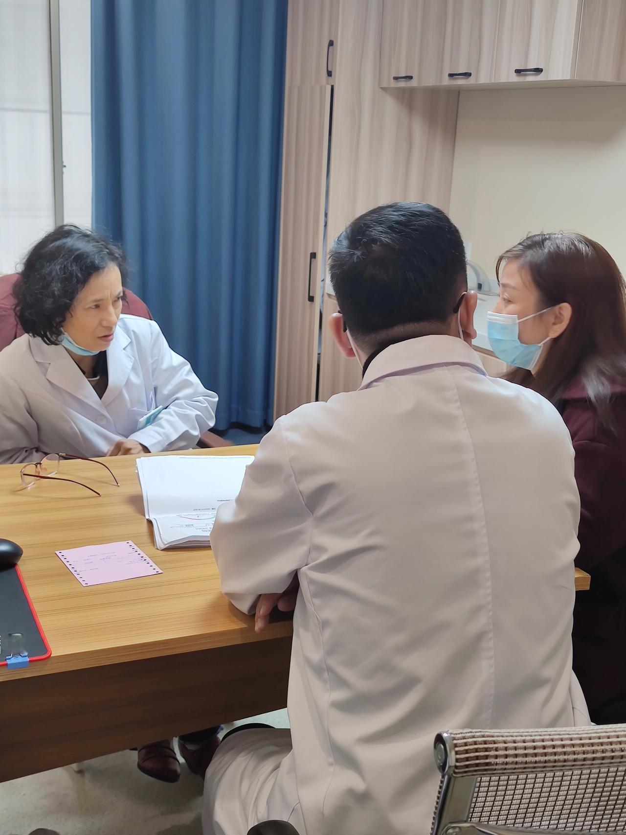 “摊上这妈不被逼亖算好了！”初二女孩患抑郁症，多次出现自残。但孩子妈觉得女儿是