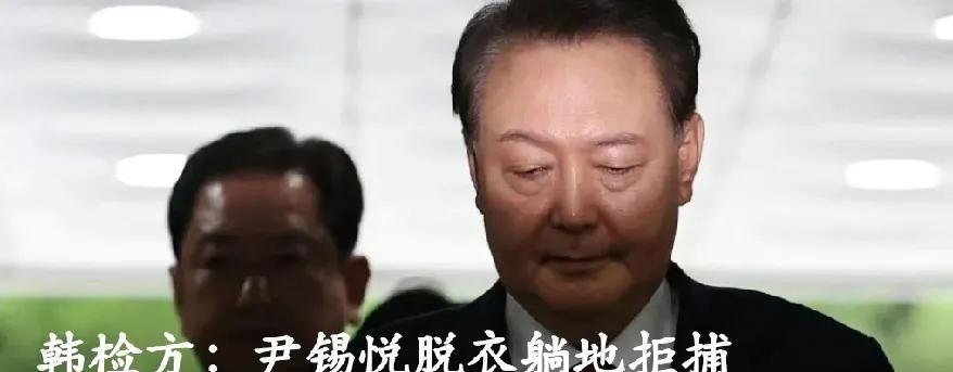 只穿内衣和背心躺地撒泼打滚耍赖金建希特检组8月1日来到首尔拘留所