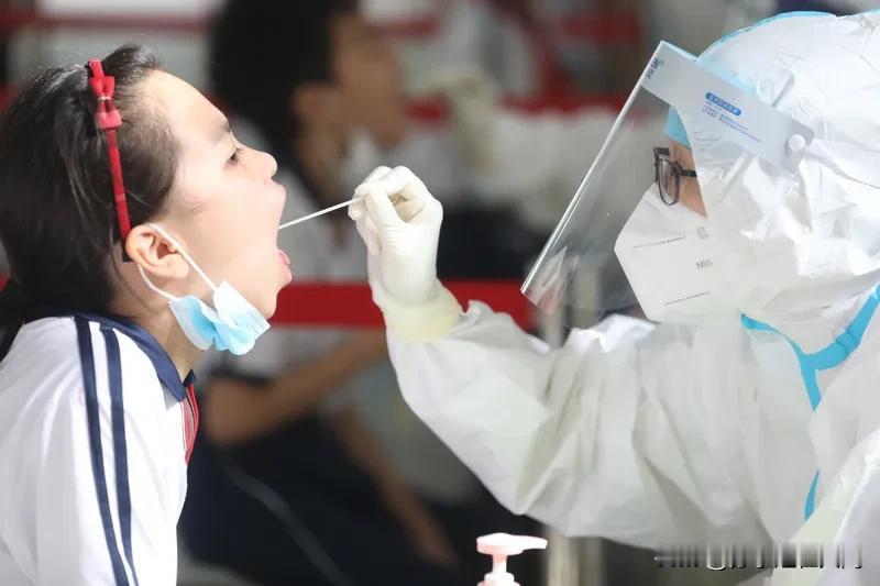 广州海珠区这所小学抽血体检未通知家长的事儿，真让人无语。家长发现孩子手臂有针孔，