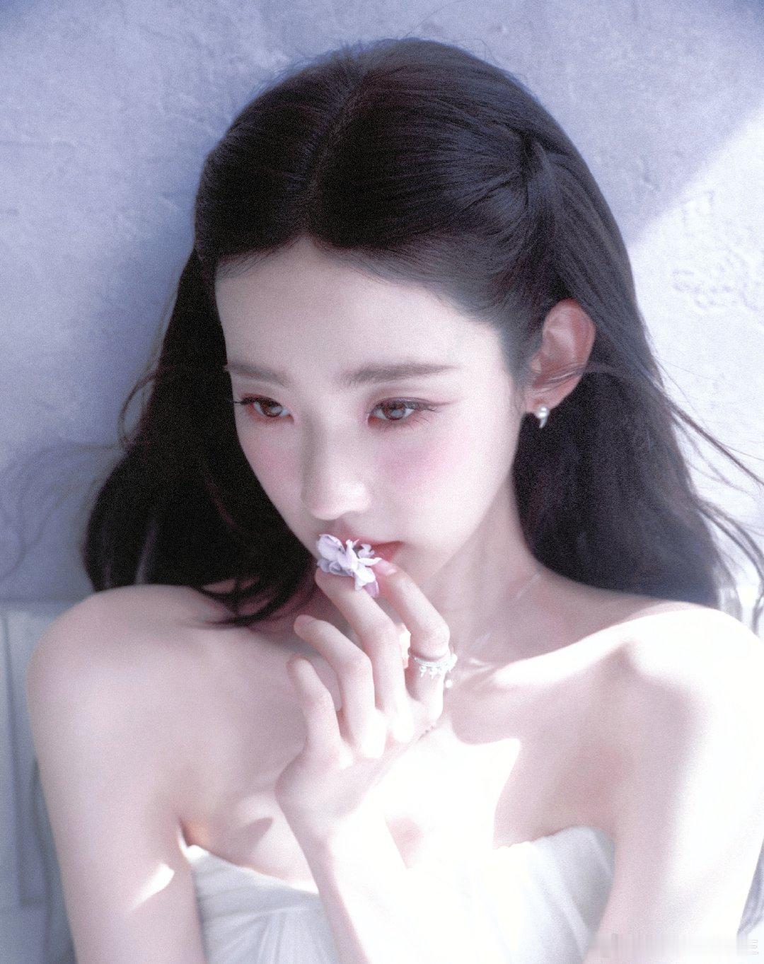 眼底泛起紫罗兰的薄雾#张艺凡#​
