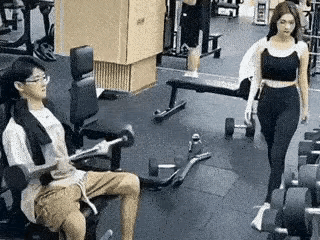 看得出来，这位小哥哥是想专注锻炼身体的，一心想把自己的肱二头肌练好，尽管面对贴脸