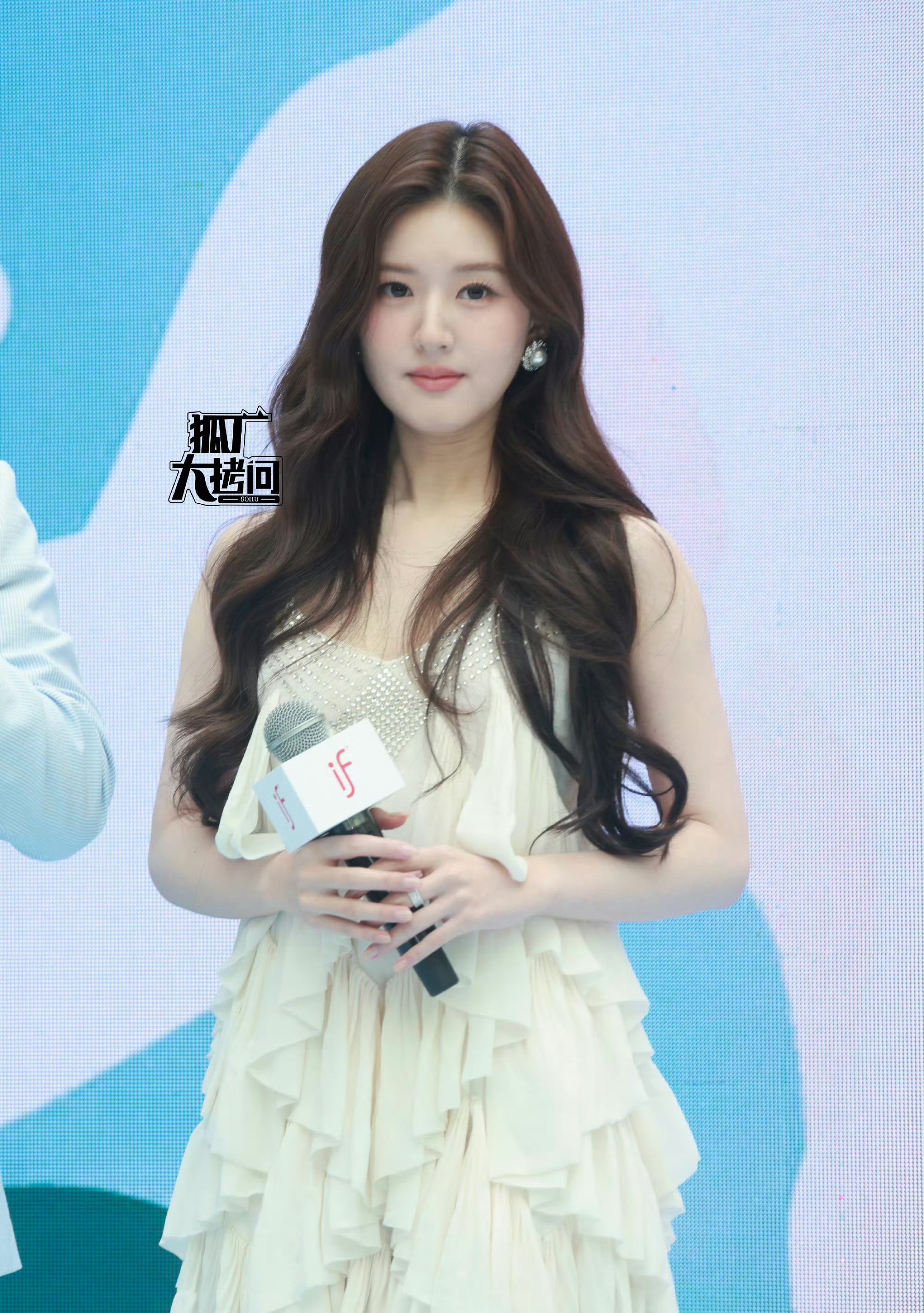 刷到一组路人视角的露思，完全生图免检，出片像呼吸一样简单…