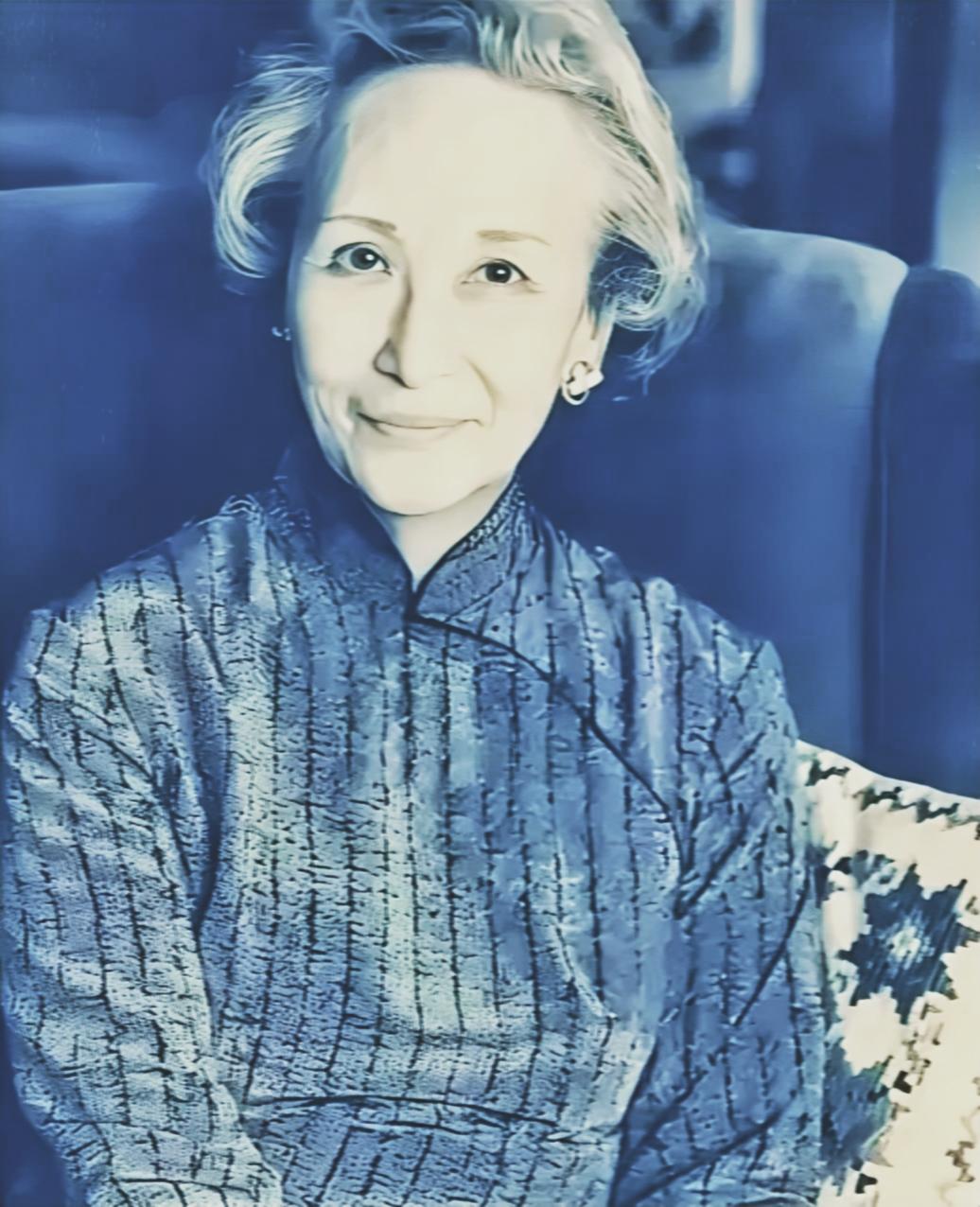 1973年，58岁的郑念拒绝出狱，她需要一个道歉。突然，暴跳如雷的监狱长，狠