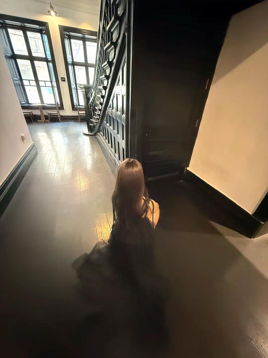 我看了好久她的照片放大又缩小如此循环原来你喜欢这样的女孩轻复古