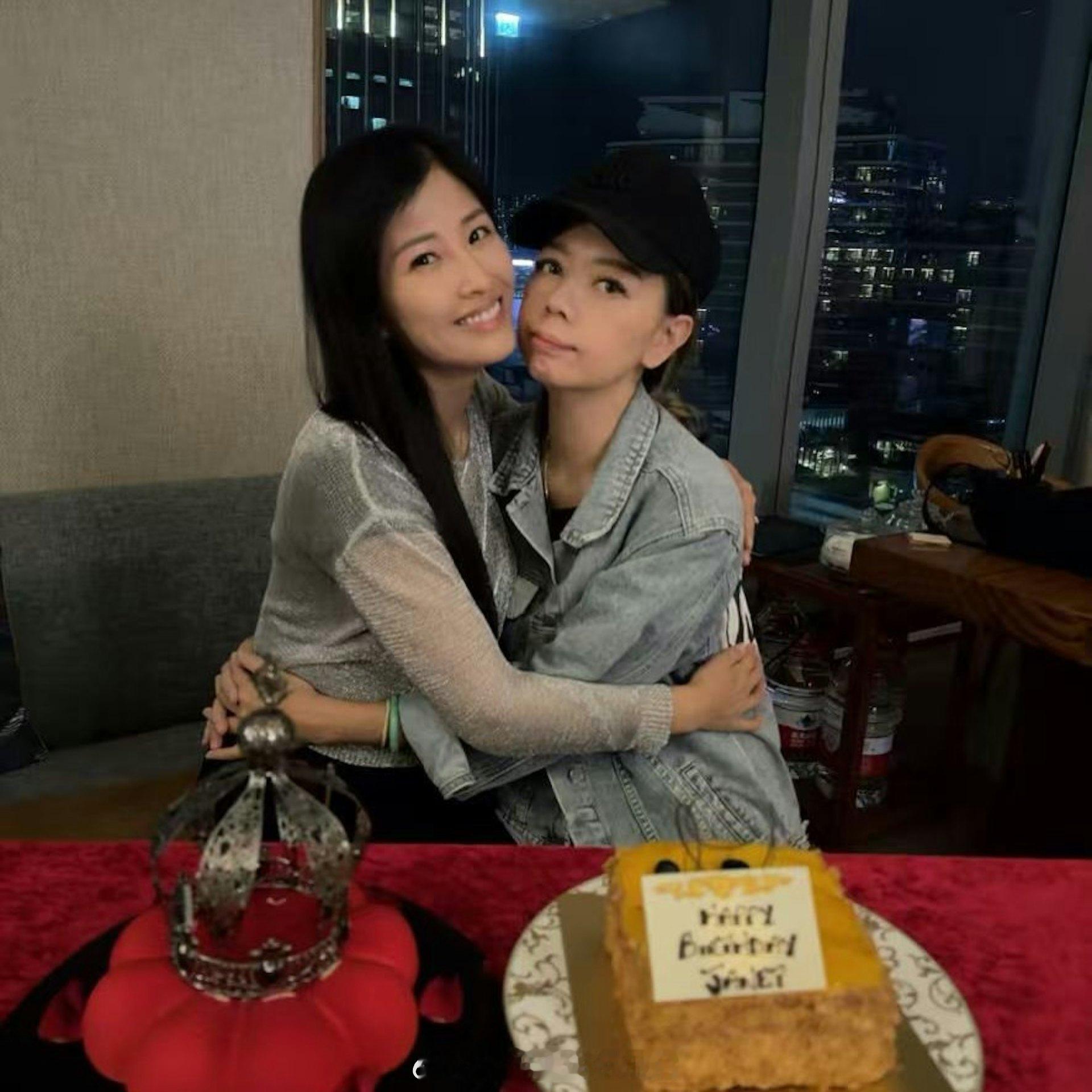 港媒曝钟丽淇患渐冻症钟丽淇惊传送入ICU后发布声明承认正经历人生艰难时期：