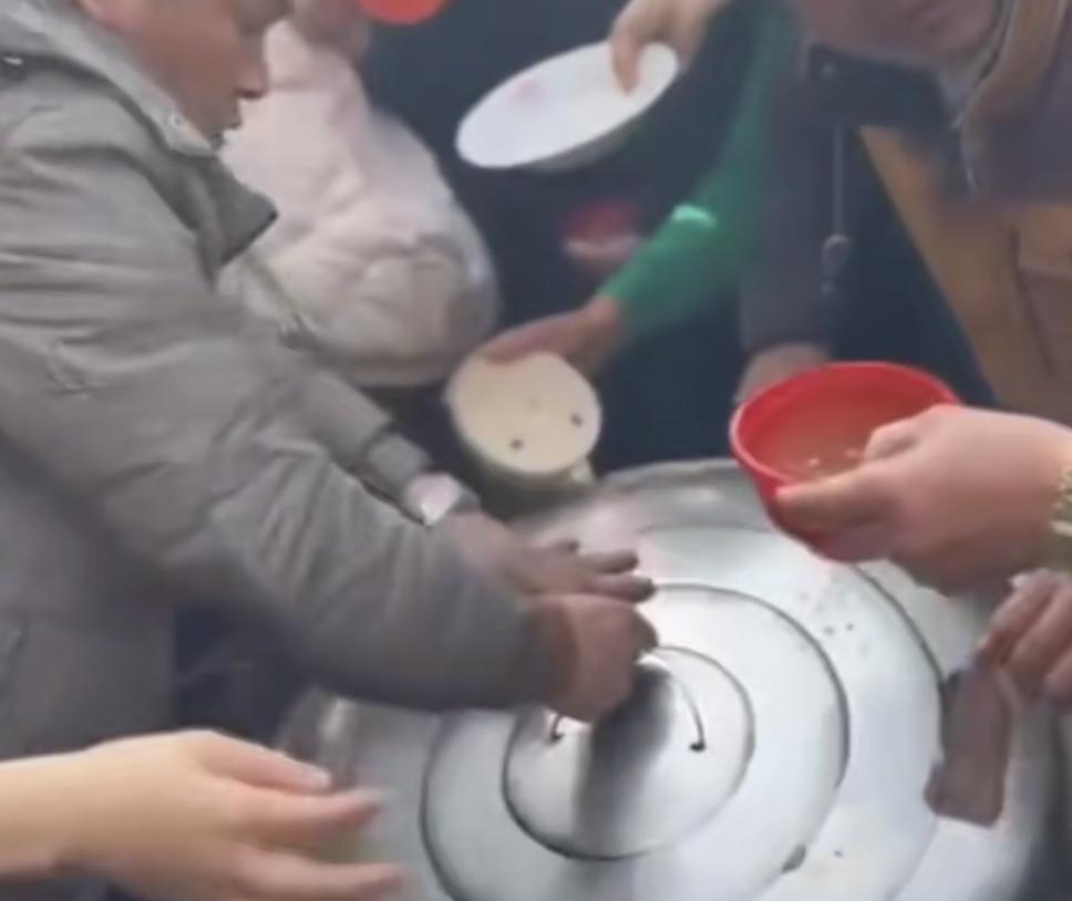 果然呆呆杀猪宴的火爆，不是所有人都能模仿的，这不江西的卧龙哥想模仿，没想到却是翻