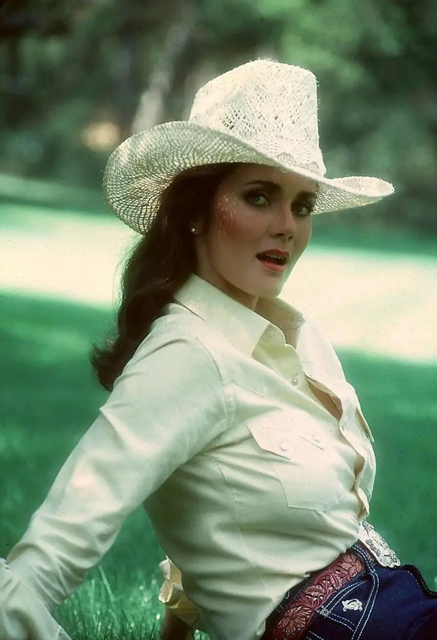 76岁，她穿着红蓝战衣走上动漫展舞台时，台下00后集体尖叫。这不是回忆杀。是