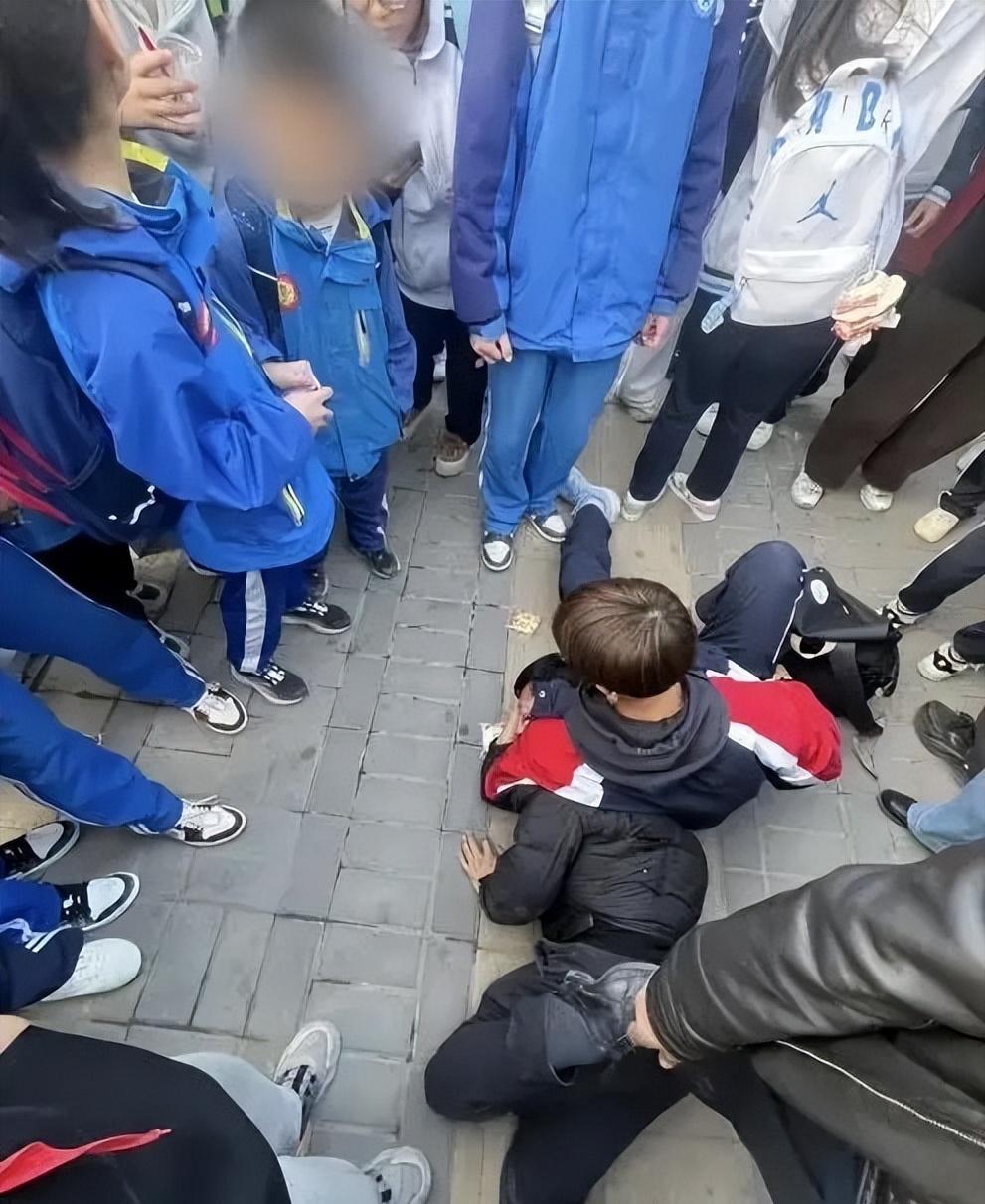 延安一名中年男子酒后在公交上骚扰未成年女学生，还动手伤人。同车少年见状立刻上前护