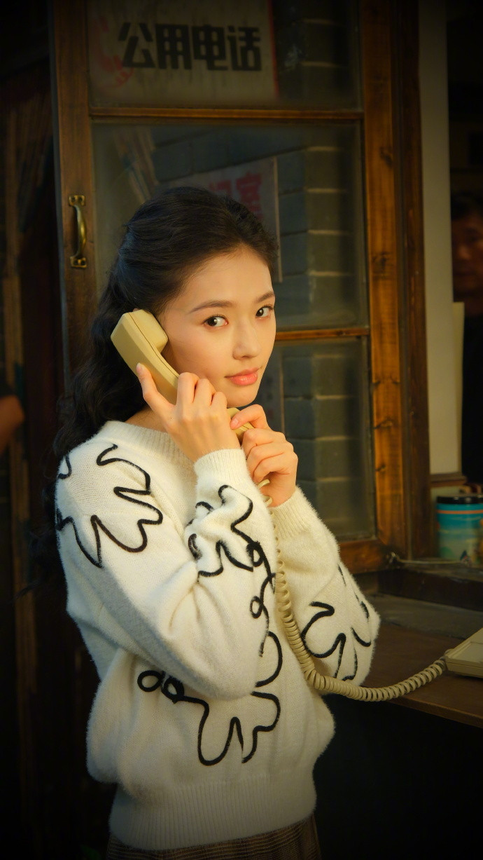 林允拍下冬去春来的回忆这张《冬去春来》的合照里，沈冉冉的黄绿格纹衬衫是90年代