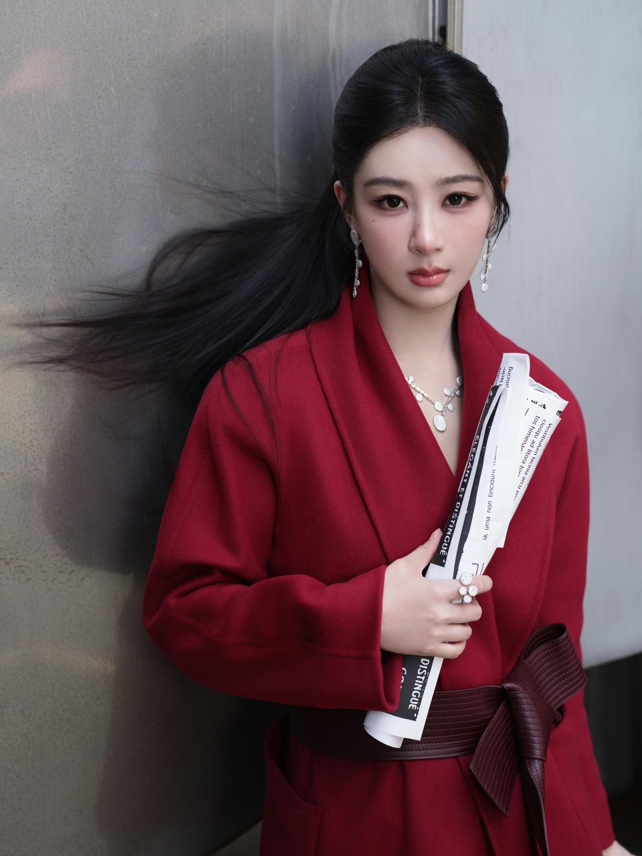 杨紫飒爽高马尾造型，红大衣又美又有气场