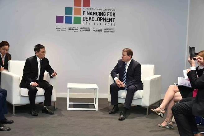 胡德福拜会西班牙首相，现场有点寒酸！正在塞维利亚工作访问的越南政府副总理胡德福