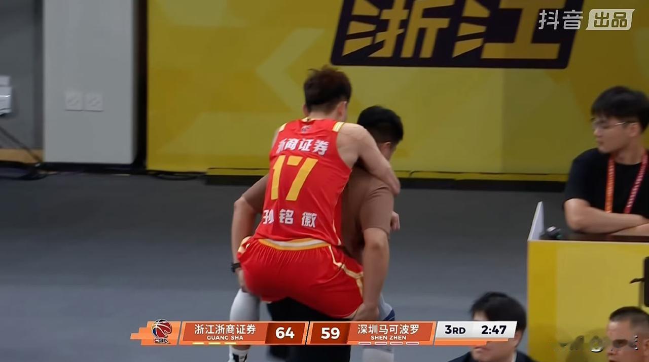 孙铭徽又伤了——这一次不是新伤，是旧伤复发、韧带伤情加重，而且是在刚复出、生死