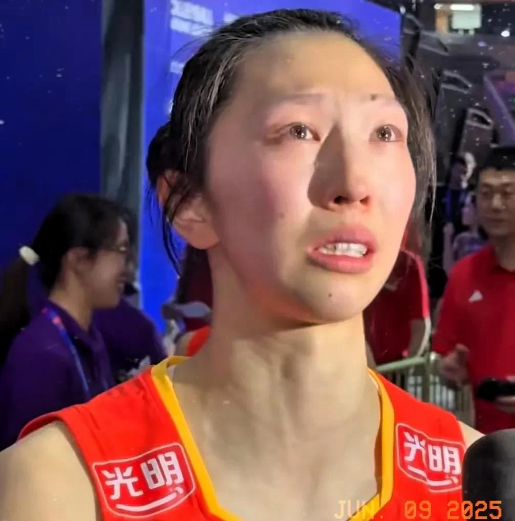 吴梦洁赛后接受记者采访，一边伤心地掉眼泪，一边自责不已，她表示自己在最后两局表现