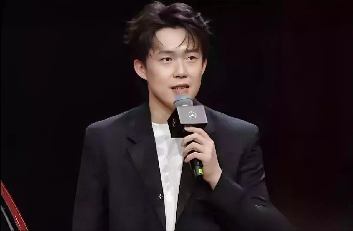 昨天刷到王楚钦直播看完我居然鼻子酸了他坐在奔驰镜头前，耳朵红得像沾了晨露