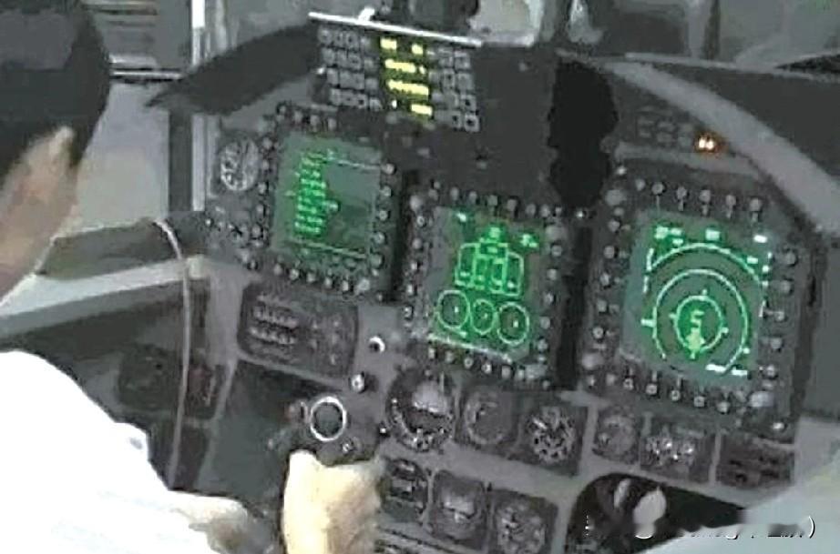 中系座舱“不顶用”？作为常年盯军事装备的老军盲，我敢说这座舱才是“实战派标杆