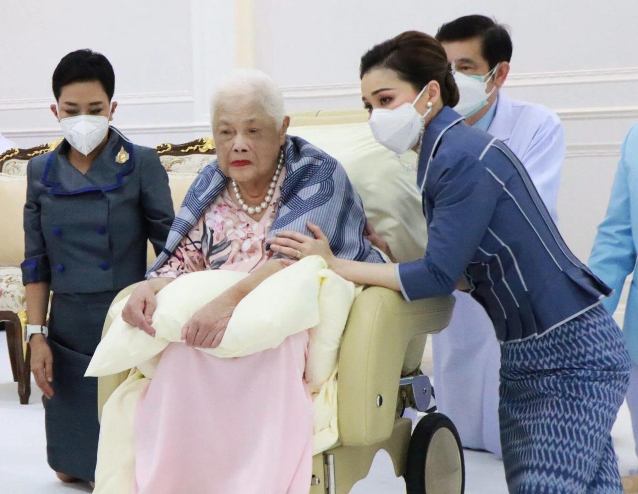 2022年8月12日，诗丽吉王太后迎来90岁寿辰，在王太后所在的曼