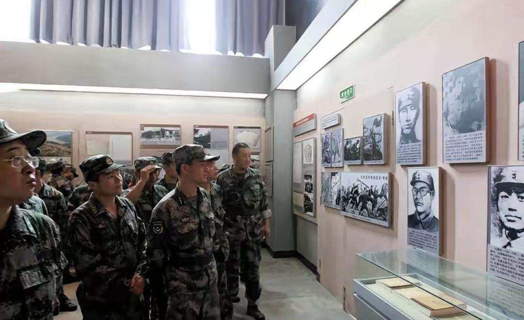 全军明年3月起给预备役人员发新证件，分军官、军士、士兵三类，和以前只给军官发证不