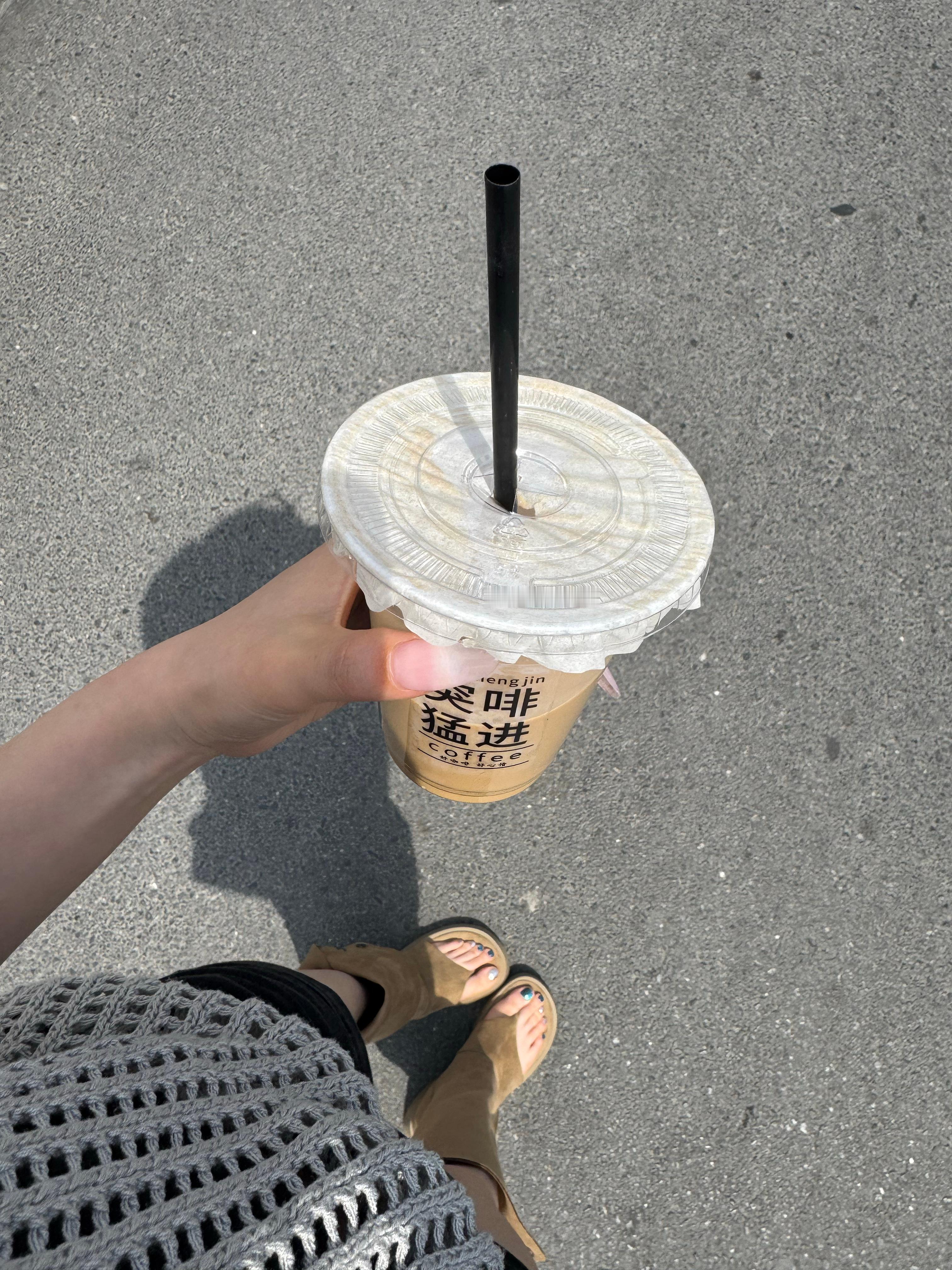 自制咖啡☕️一杯奶➕两个浓缩咖啡液，算下来成本大概13块钱，也不便宜啊不
