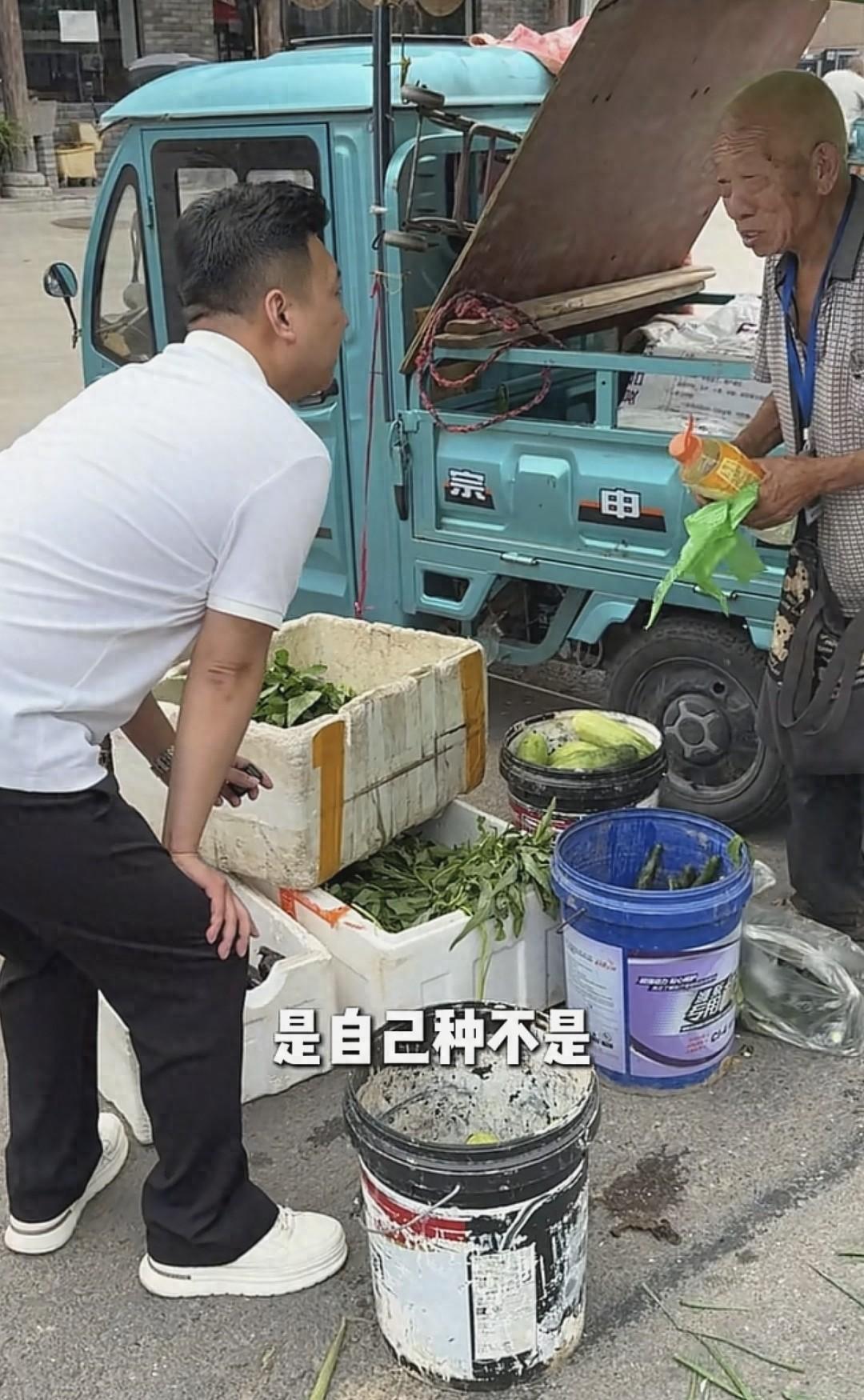 登封深夜卖菜大爷意外离世，曾好心包圆他蔬菜的博主，一夜间竟沦为全网声讨的杀人凶手