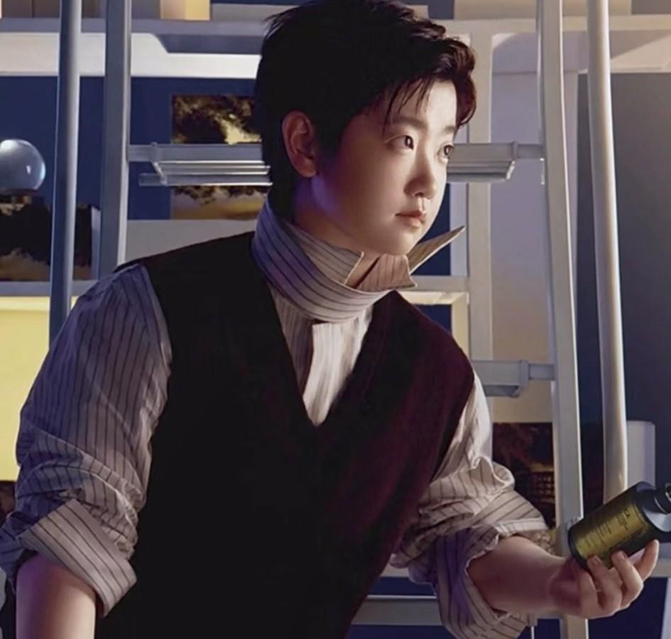 以前看混双比赛只觉得王楚钦长得帅直到现在看到这张照片，发现孙颖莎比王楚更