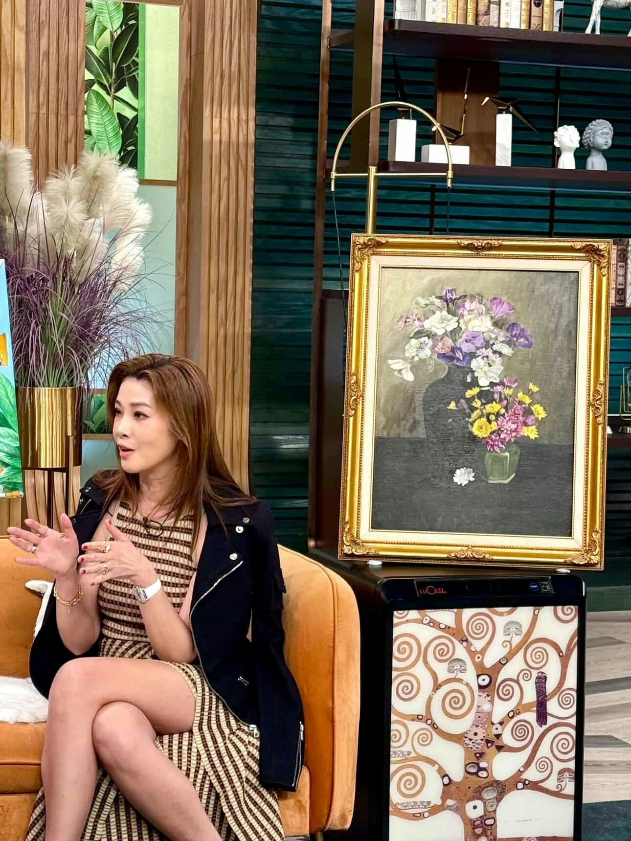 咱就是说，97年港姐冠军翁嘉穗和季军佘诗曼28年后竟然同框了！一个嫁富商退隐商界