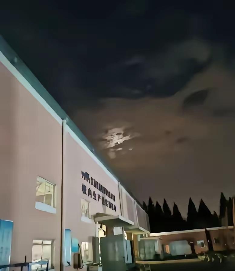 高温错峰上班是善意，过度早起就变味了苏州连日高温，很多铁皮棚车间密不透风，