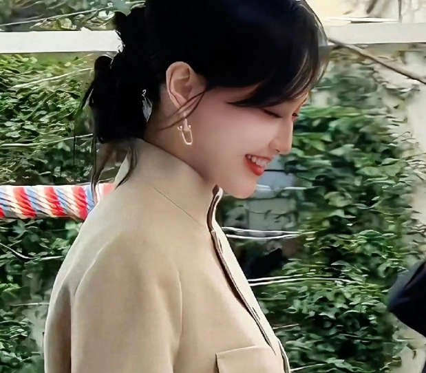 唐嫣和罗晋双双冲上了热搜俩人许久没有合体，没想到这次被曝光了在新加坡带女儿游玩