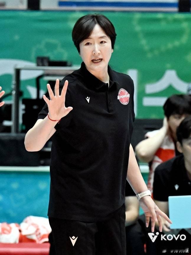 国际排坛动态韩国女排胡椒储蓄银行的主教练张少燕说，这个赛季带队争取至少拿到20胜