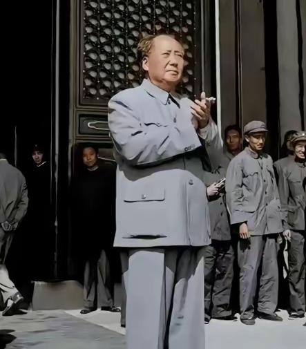 1964年，毛主席秘密地把周总理叫到办公室谈话。毛主席悄悄地说：“恩来，我有一个