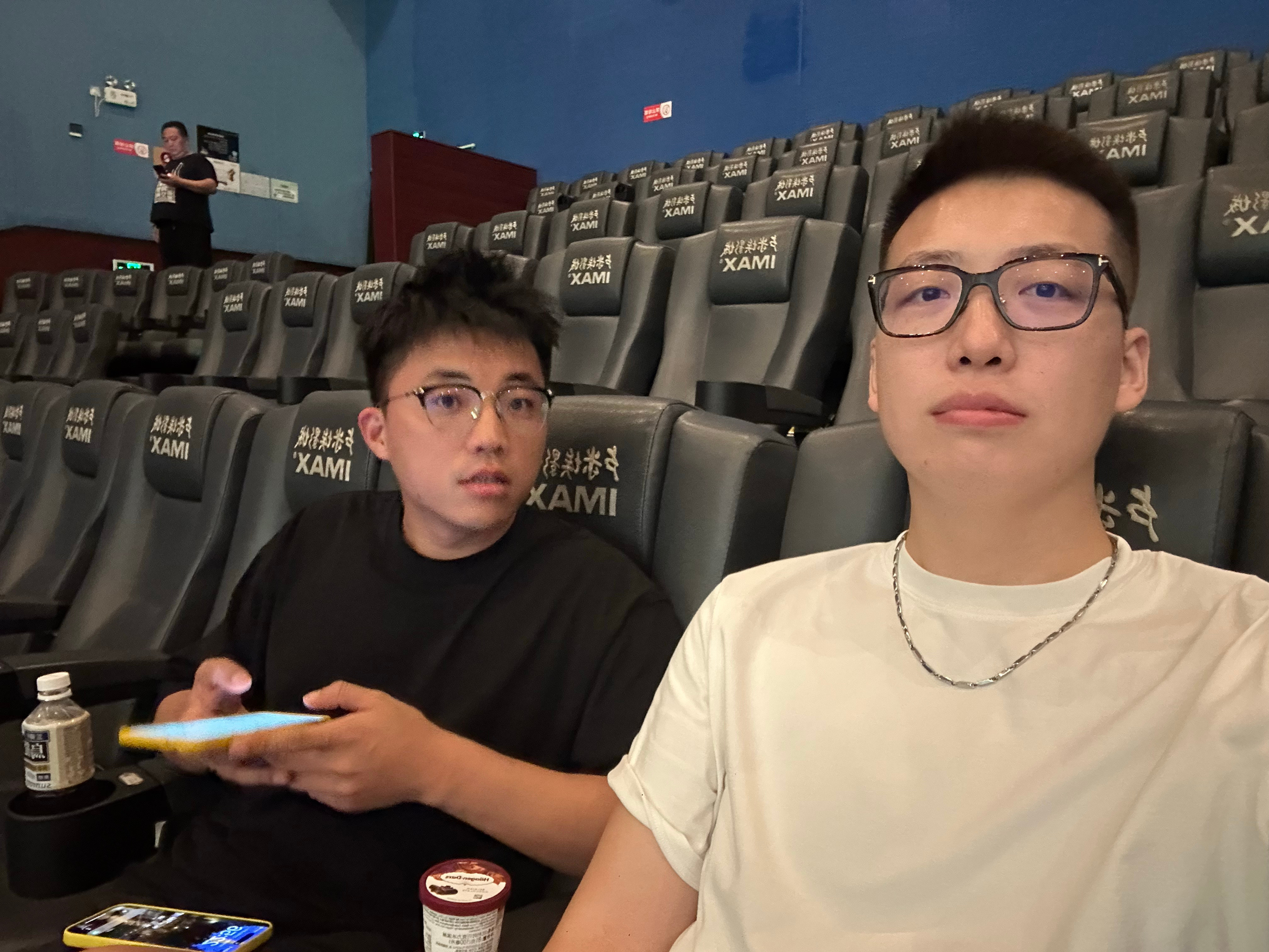 我跟我对象俩人看电影，结果碰见这老登还非得让我请他吃哈根达斯[微笑]​​​