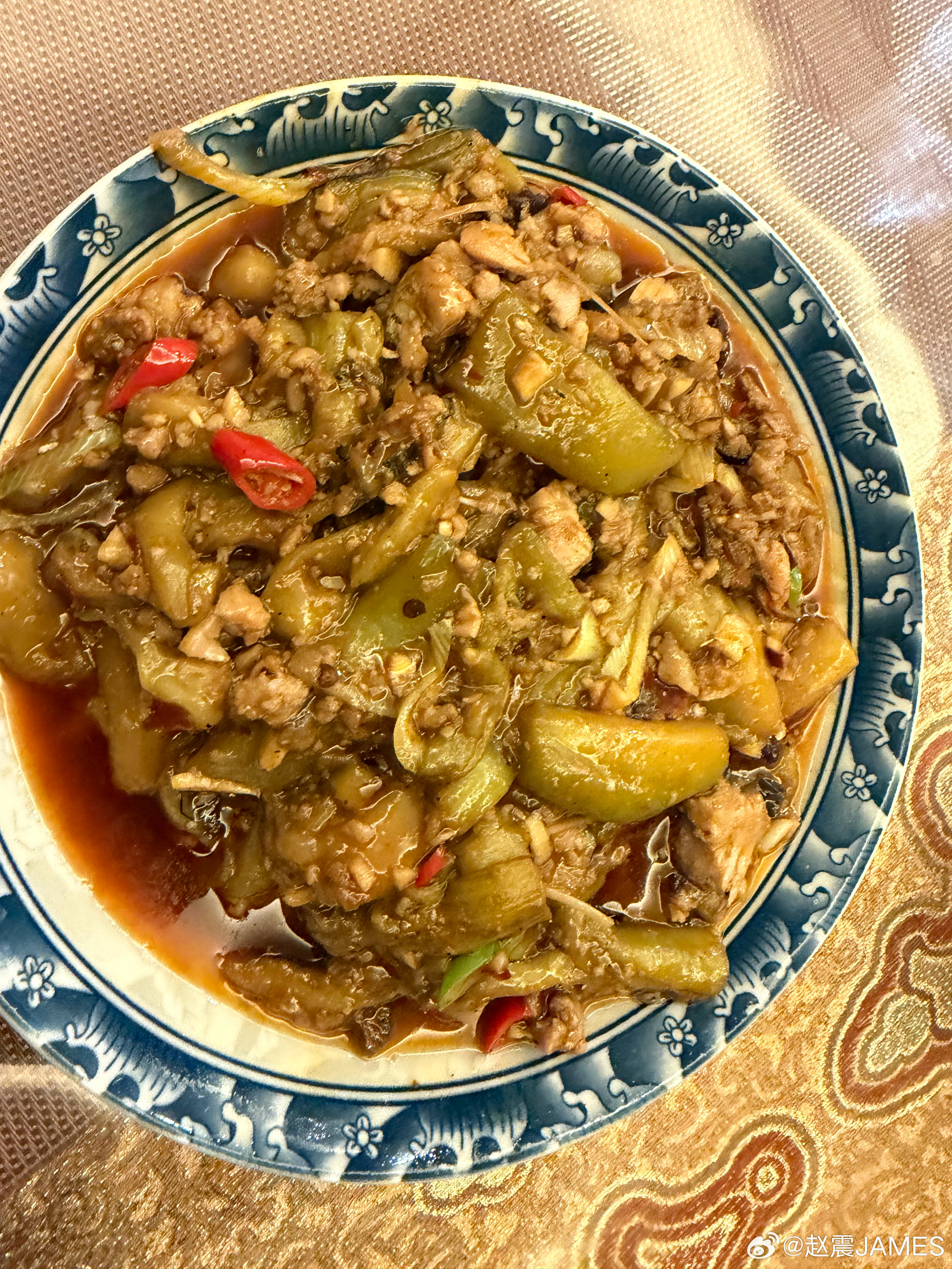 今天做一道咸鱼肉沫茄子下饭，特意买的咸马鲛鱼。