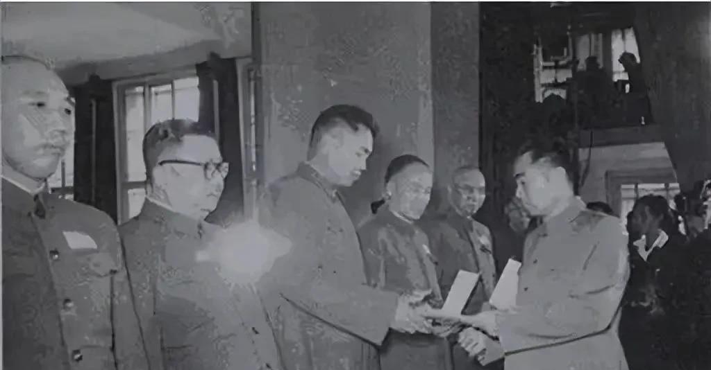 1955年，开国上将授衔仪式现场。这是周总理依次向萧克、李达、张宗逊、李克农、