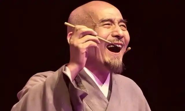 弘一法师说：“人不可能每一步都正确，不用回头看，也不要批判那时候的自己。要始终相