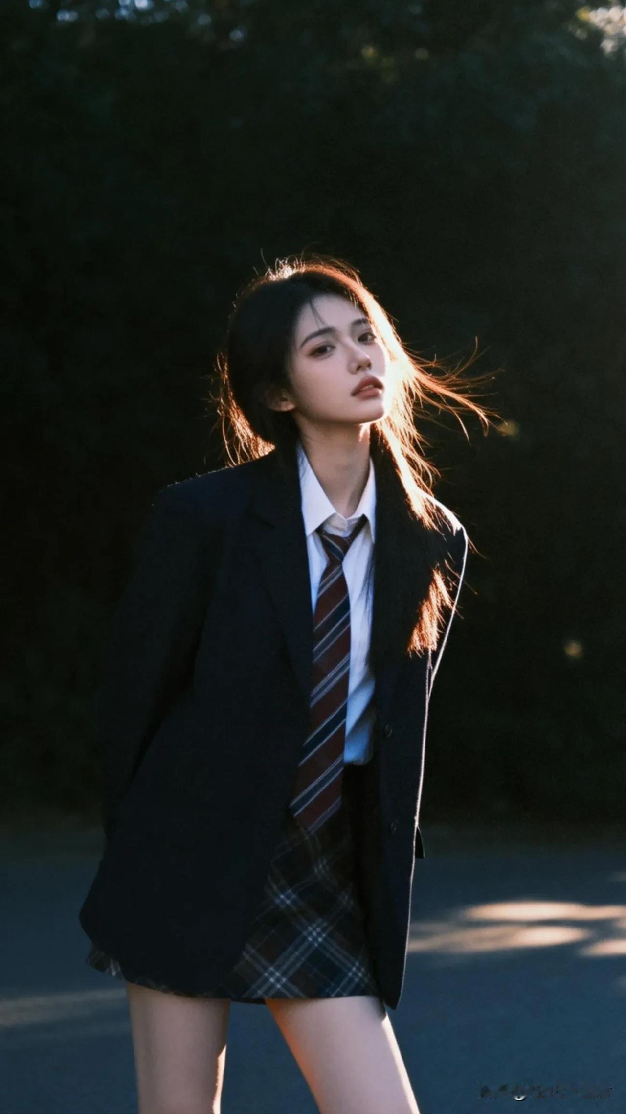 好服装搭配美女会心动吗？衣服的版型要合身，不能松松垮垮。