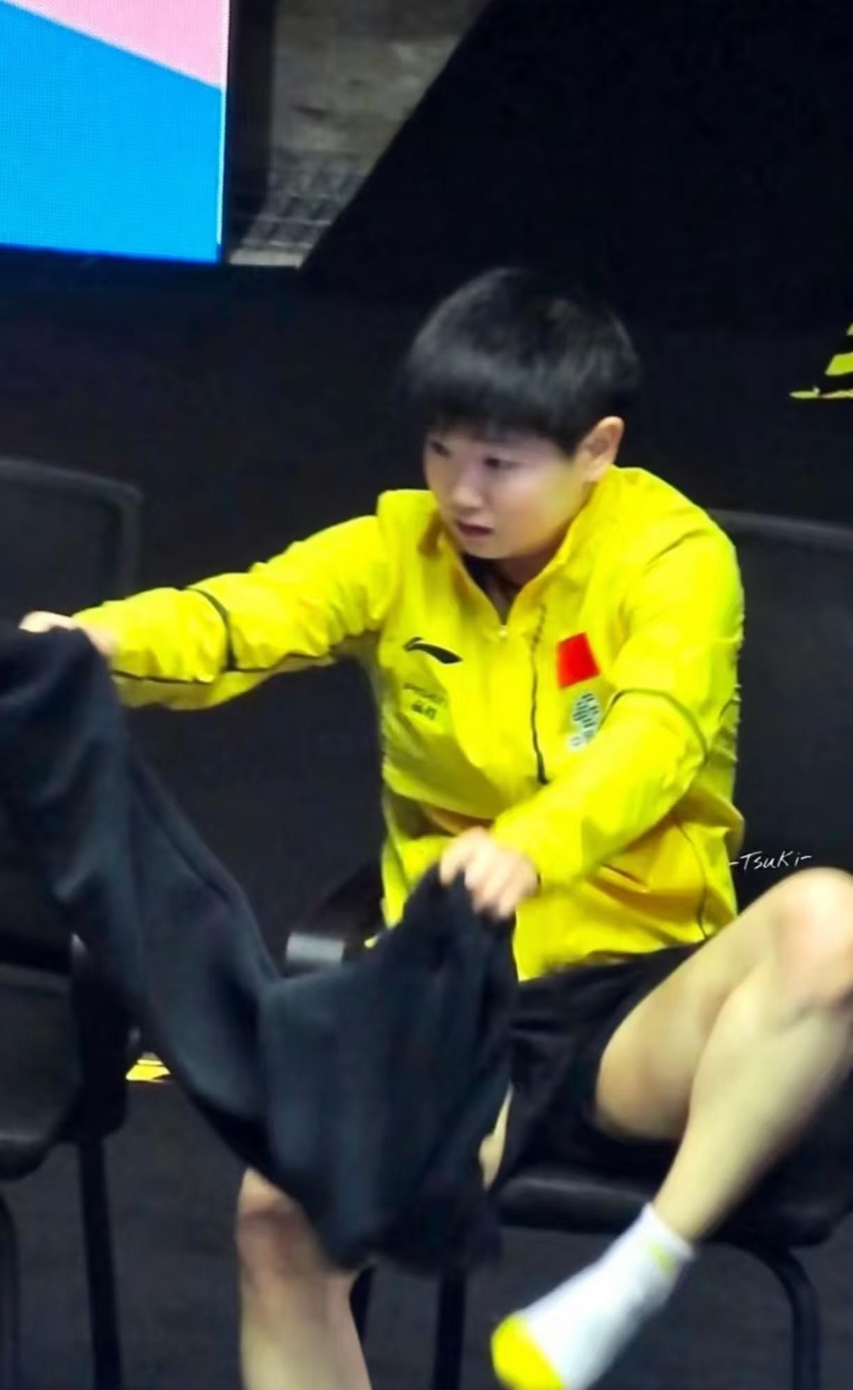 说莎莎一些时间真是萌翻了。换衣服和七岁小孩一个样子的。前看看后看看有没有穿反。