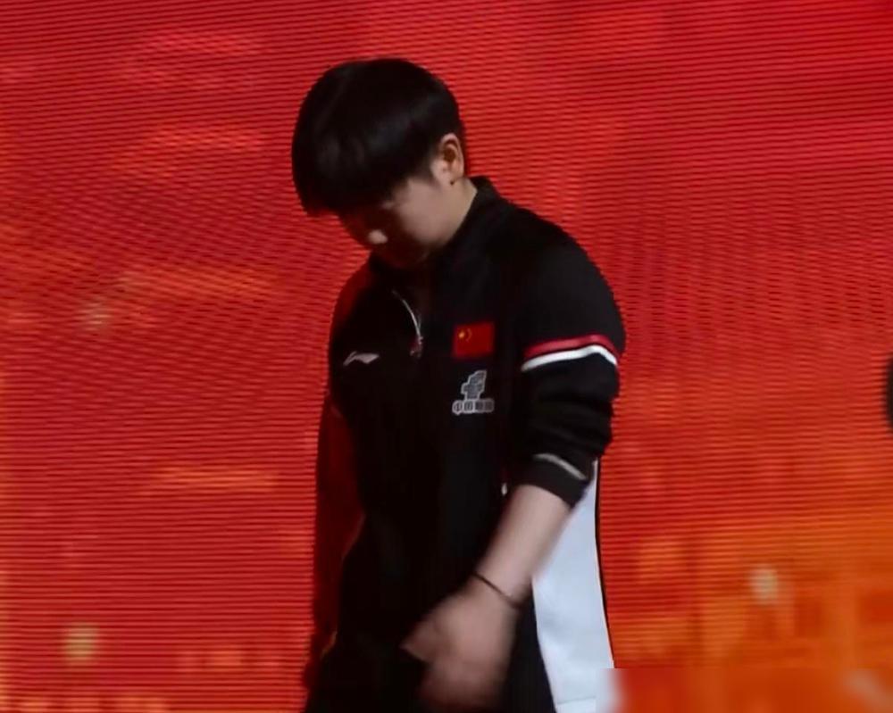 颁奖出场的时候，主持人喊出莎莎的名字，莎莎低着头，抿着嘴唇走出来，这一刻，真的想