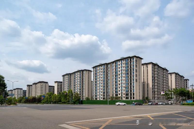 成都楼市这个小阳春还是不太热。很多成都楼市的房东看到这个小阳春也是无奈了，不得