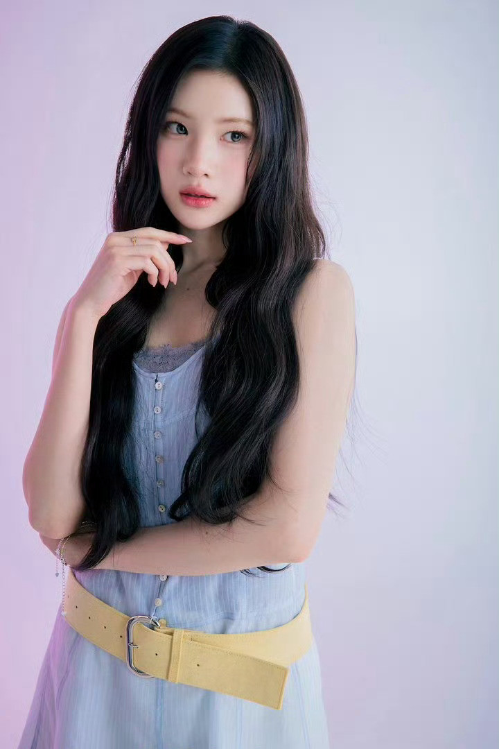 天呐这个女人真的笑起来像小猪冷气脸来像小白狗