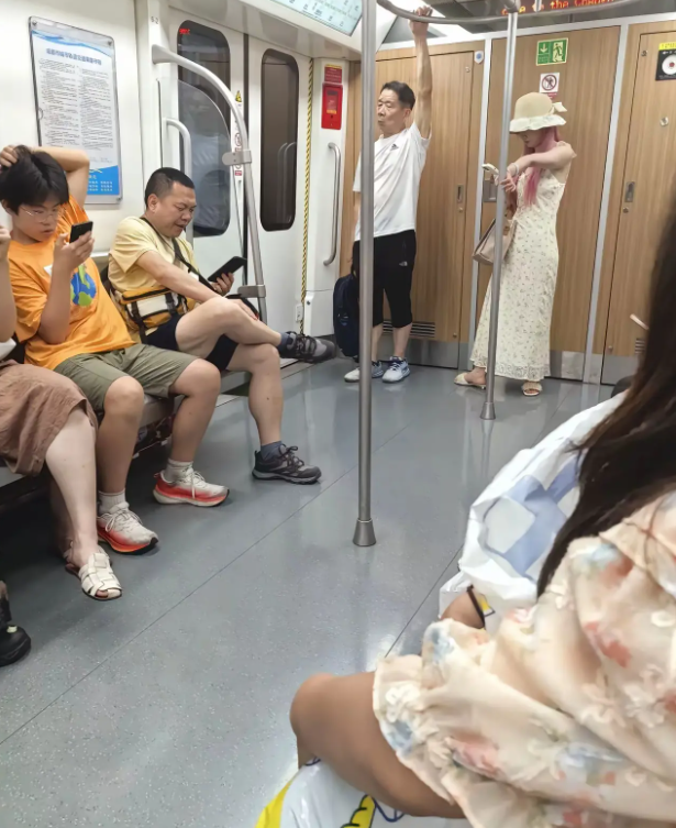 成都地铁风景随处可见。