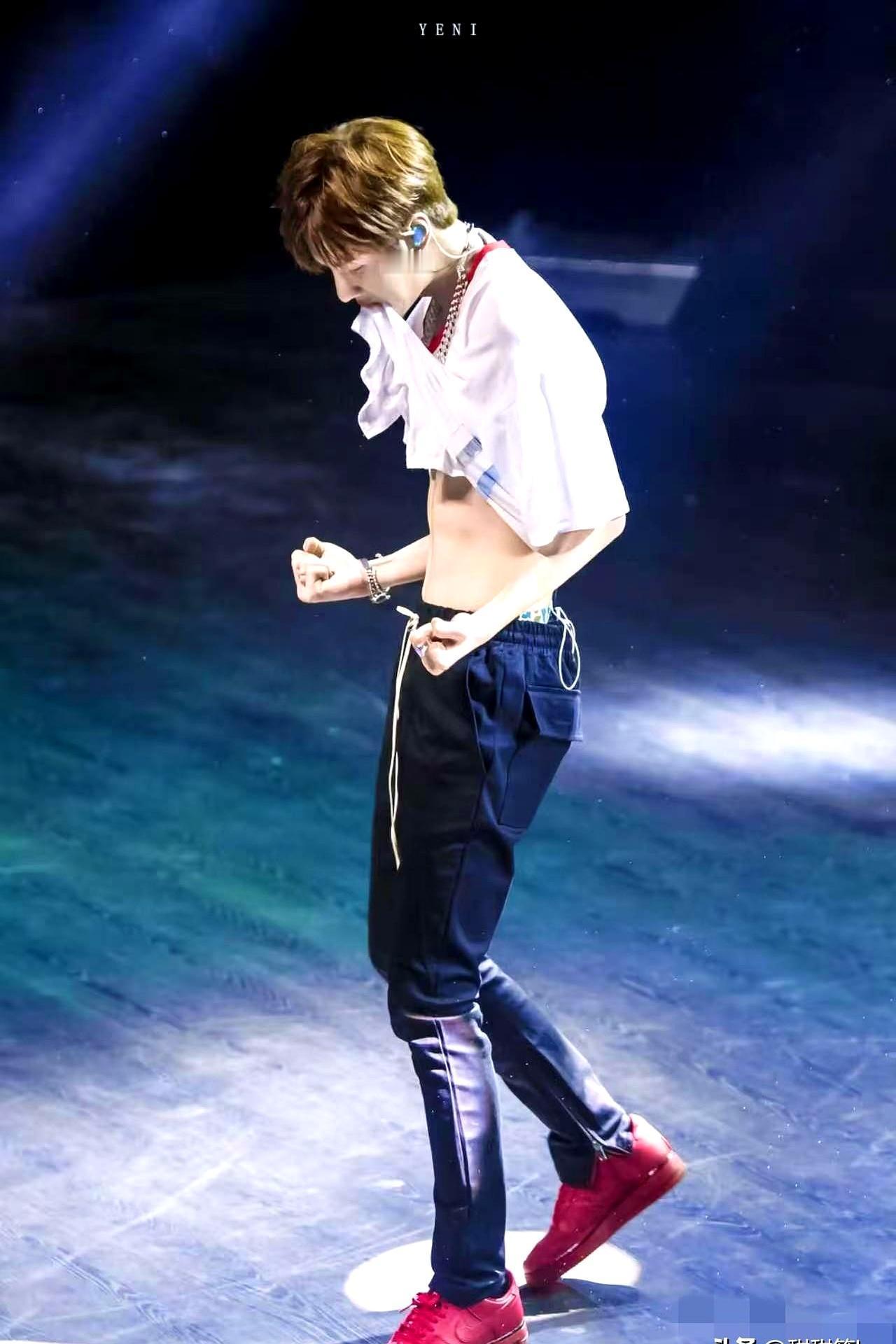 19岁王一博在巴西见面会，跳IfYouLeave时突然撩衣露腹肌！那天