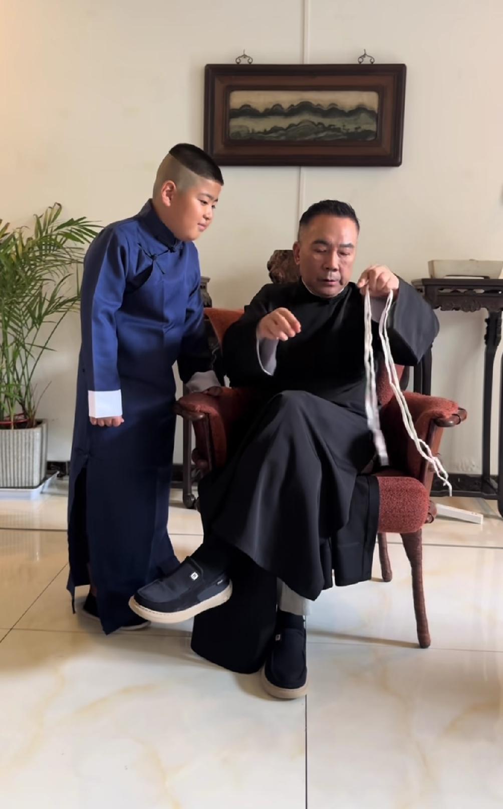这回海河战神又支棱起来了，杨议金句:我拿什么拯救你，我嘚儿钢。影射郭送你七
