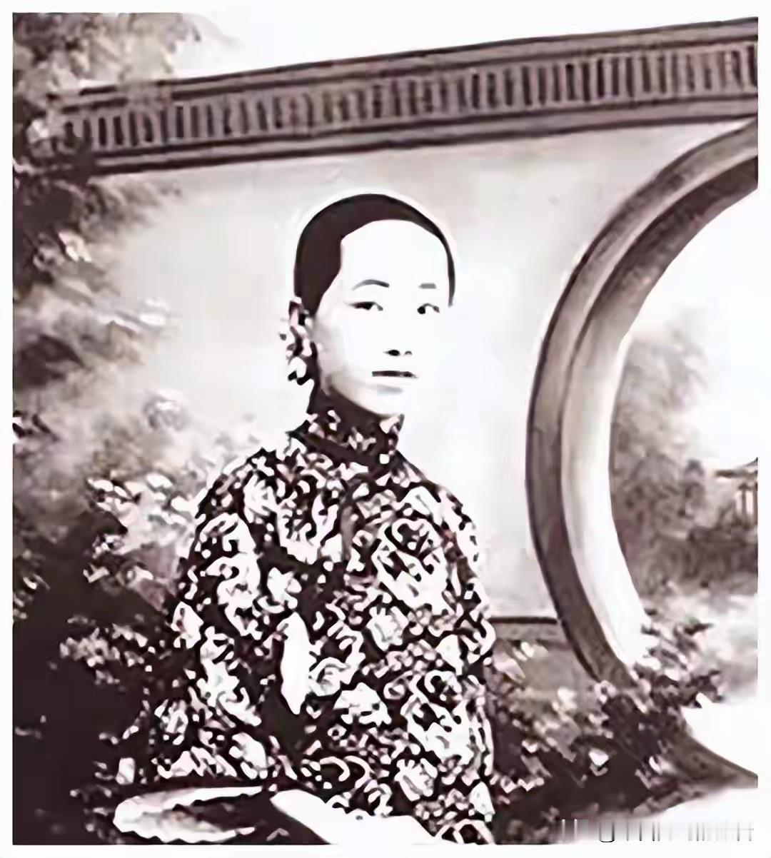 1995年春天，北京香山梁启超墓园里，几个白发苍苍的老人围着一棵新栽的白皮松，没