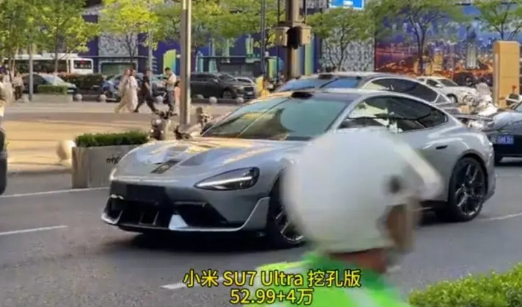 发动机盖挖孔，开在路上，你就说，回头率高不高吧？保时捷挖孔可以散热，那是因为保