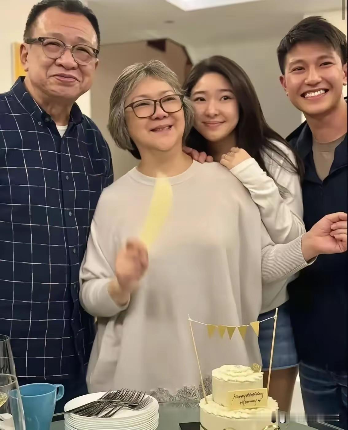 幸福,从来与“标配”无关看到许绍雄的婚姻,才真正明白,幸福从来不由年龄、身份