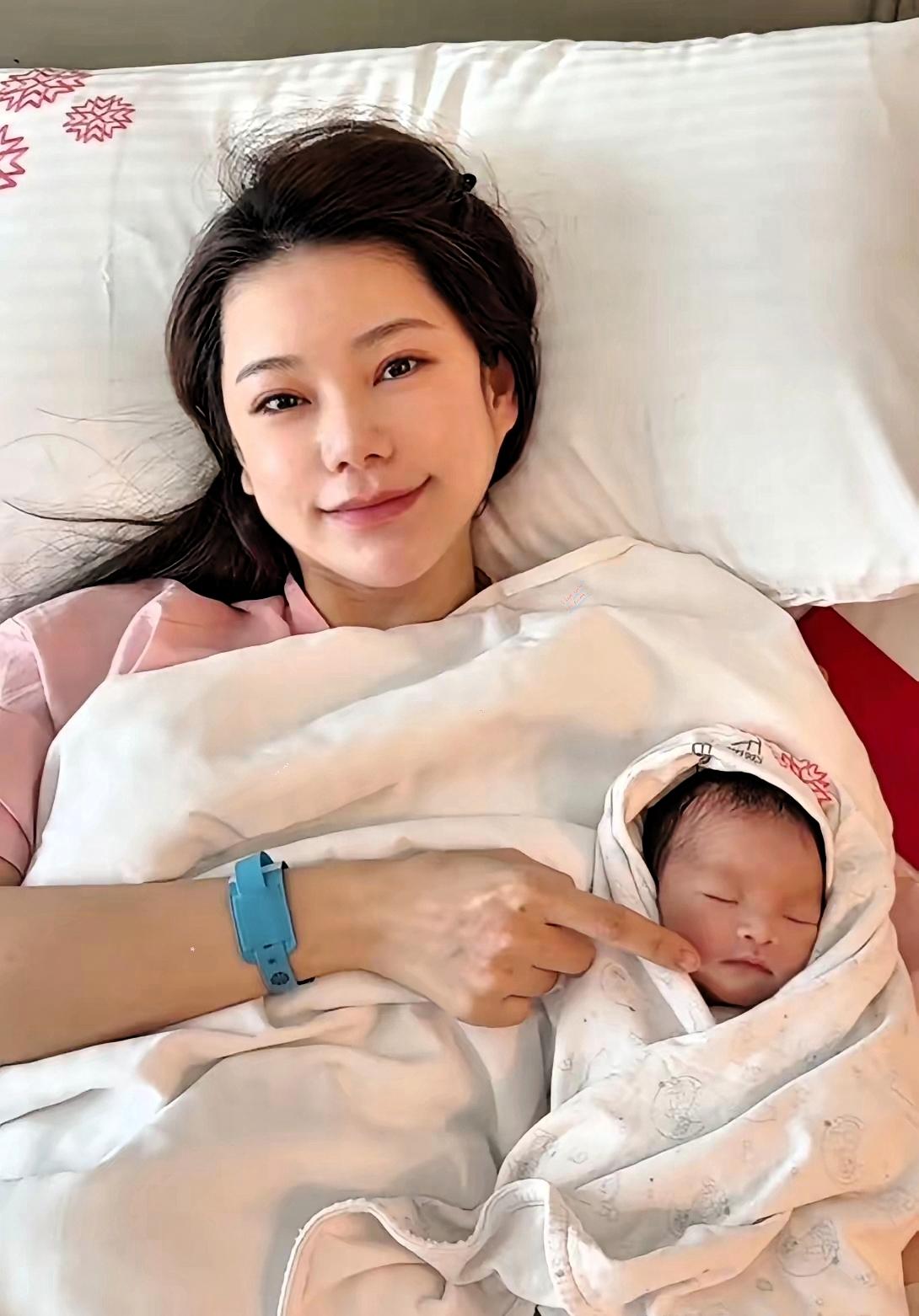 汪小菲大大方方晒儿子啦！小马宝儿偎依在妈妈马筱梅旁边，睡的好香啊……小脸白嫩